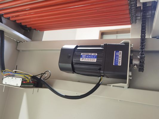 Automatische Maschine zum Versiegeln und Schneiden von Kartonfolie mit Handschellen