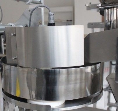 Maschine zur vertikalen Verpackung von Teepods und Kaffeepods in Textilverpackungen aus Holz