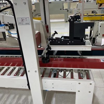 Maximieren Sie die Produktivität mit unserer Kartonversiegelungsmaschine Arbeitssprache 7-8kartons/min