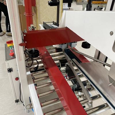 Maximieren Sie die Produktivität mit unserer Kartonversiegelungsmaschine Arbeitssprache 7-8kartons/min