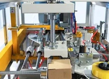 Glasverpackungsmaterial Hochgeschwindigkeit 25 Kartons pro Minute Automatische Versiegelungsmaschine