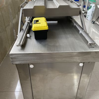 Leicht zu bedienende halbautomatische Doppelkammervakuummaschine für kleine Verpackungen