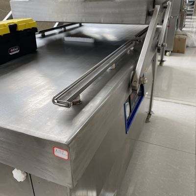 Leicht zu bedienende halbautomatische Doppelkammervakuummaschine für kleine Verpackungen