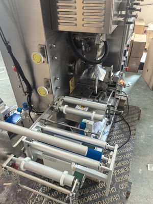 Automatische Teebeutelverpackungsmaschine mit Tassenmessung Pulvertee 1-10g Tag Line Verpackung
