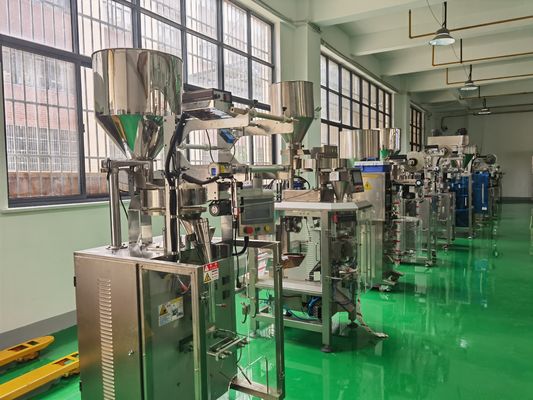 Automatische dreieckige 3-seitige Dichtungsbeutel Tasche Schokolade Süßigkeiten Bohnen Snacks vertikale Granulat Verpackungsmaschine