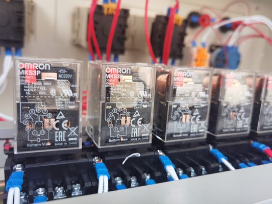 Die Verpackung von Kisten wird durch automatisches Schneiden und Versiegeln der Wärmeschrumpfmaschine vereinfacht