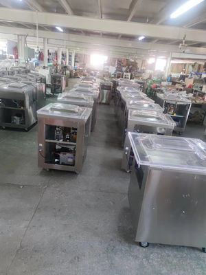 Automatische Vakuumverpackungsmaschine für die Verpackung von getrockneten Garnelen und geräuchertem Lachs in Beutel