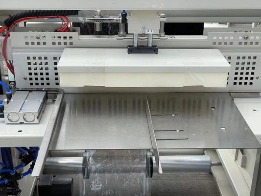 TFB650 Hochgeschwindigkeitsflaschen-Manschetten-Wärmeschrumpffilmverpackungsmaschine mit Verbrauch